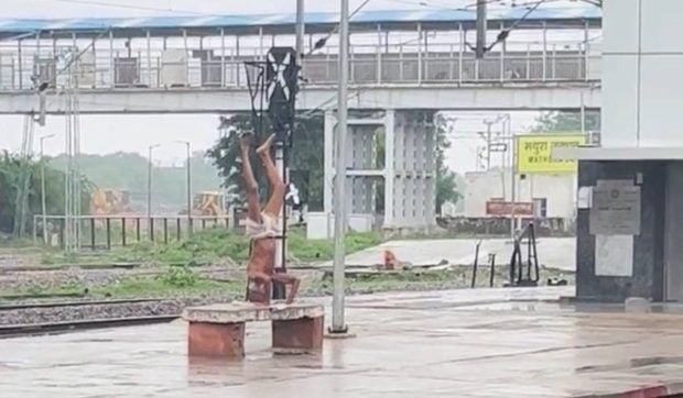Un bătrân care făcea yoga în ploaie pe peronul unei gări, i-a făcut pe tinerii Z și Alpha să exclame că e cool