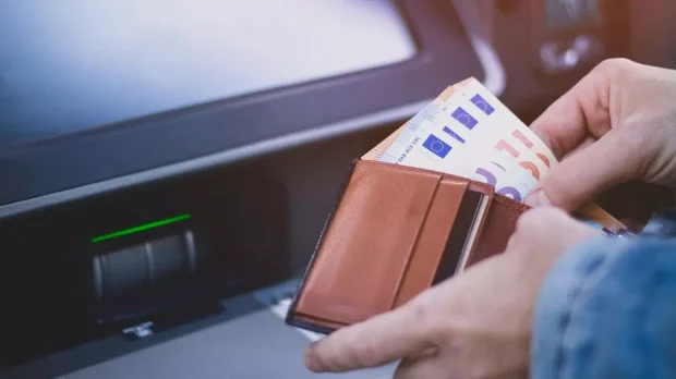 Statul român cheltuie 27 milioane de euro pe salariile și chiriile a 250 de angajați care nu vorbesc engleza. Instituția ar trebui să promoveze afacerile românești în străinătate