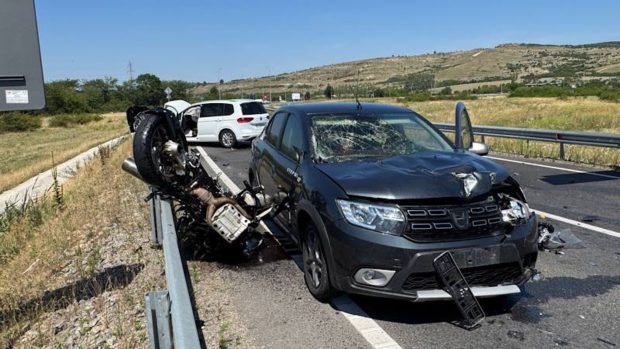 Un motociclist din Brașov a murit, după ce a intrat frontal într-o mașină în urma unei depășiri neregulamentare, pe drumul dintre Oradea și Cluj