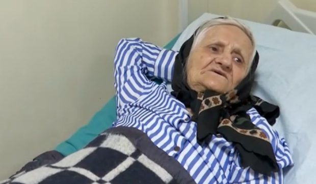 O bătrână din Iași, mamă a nouă copii, a fost dată afară din casă și abandonată în spital: „Toți au refuzat”
