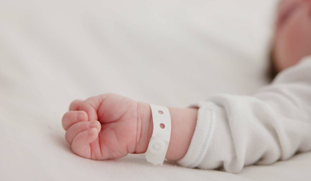 Un bebeluș a murit în Timișoara, după ce a fost abandonat de mama sa într-un vas de toaletă imediat după naștere