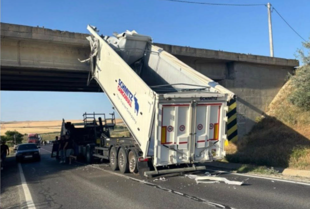 Șofer român de TIR, accident ca în Final Destination la Sibioara, în Constanța: i s-a ridicat bena înainte de un pod și a zburat cu cabina