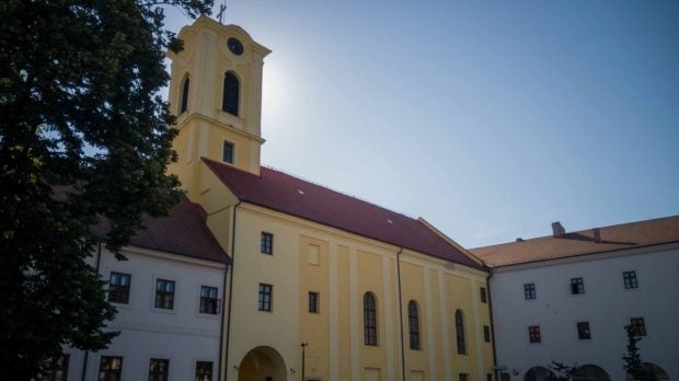 Locuitorii din Oradea, terorizați de călugării albi care bat clopotele de 300 de ori pe zi, fac reclamație la DSP: „Nu mai rezistăm”