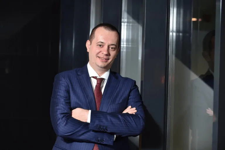Bancherii statului: Conducerea CEC, răsfățată cu salarii imense de până la 27.000 de euro. Ce funcționari publici iau bani din participarea în Consiliul de Administrație