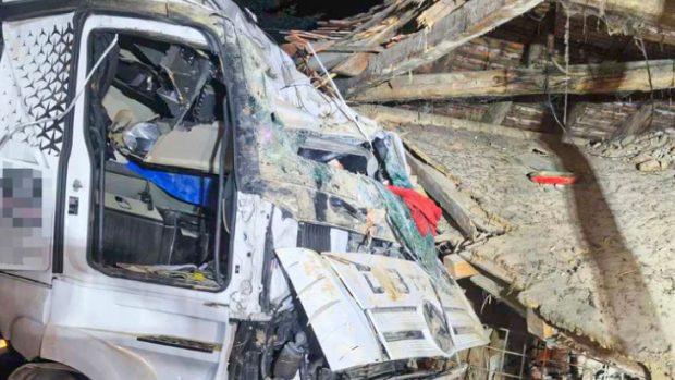 Victoria a scăpat după ce un camion de 30 de tone a intrat în dormitorul ei și l-a dărâmat: „Parcă a picat o bombă peste casă. Un miracol că a supraviețuit fără nimic rupt”