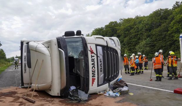 Șofer român de TIR luat cu elicopterul după ce a răsturnat camionul plin cu jumătăți de porc, în Germania