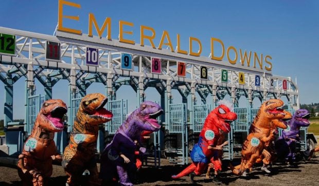 Cum au fugit 300 de dinozauri gonflabili într-o cursă de la Campionatul Mondial T-Rex | VIDEO