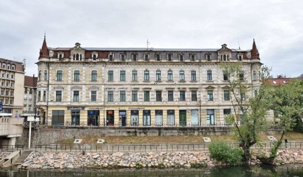 Locuitorii din Oradea, în pericol să fie răniți, din cauza unui conflict între primar și constructorul Casei Levay