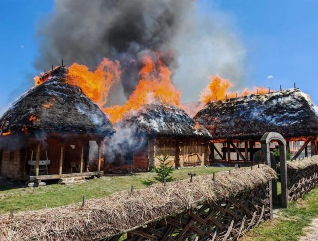 Casa Lupuț din Cizer, mistuită de incendiu. Monumentul istoric era asociat cu Horea, conducătorul răscoalei din 1784