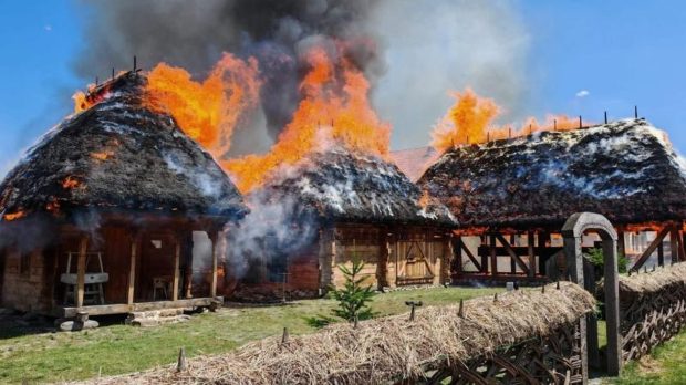 Uničujoč požar zajel zgodovinsko "Hišo Lupuț" in bližnjo šolo v Sălaju
