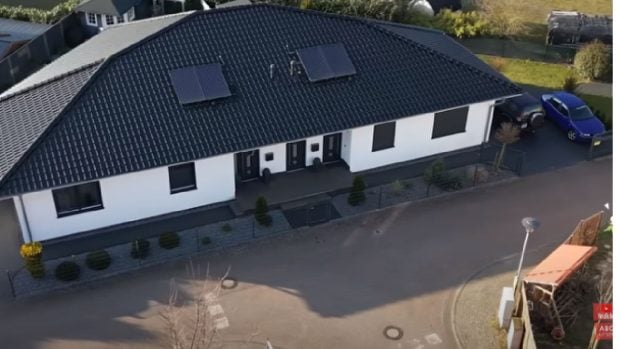 O familie cu 2 copii și bunicii riscă să rămână fără casa cu 3,19 metri mai lată: „Au decis că trebuie să demolăm” | VIDEO