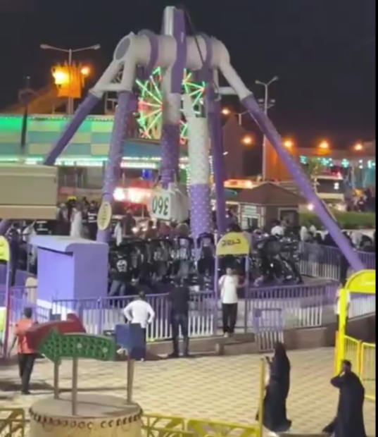 Momentul în care un carusel se rupe în două într-un parc de distracții, în Arabia Saudită. 23 de oameni au fost răniți VIDEO