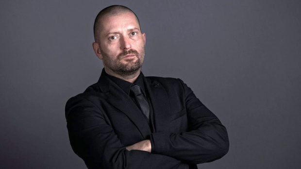 Cheloo a făcut scandal în curtea Catedralei Mântuirii Neamului din București. Solistul trupei Paraziții, pozitiv la Drugtest – Surse