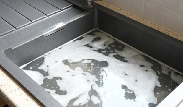 Cum să desfunzi chiuveta de la bucătărie fără instalator: soluții eficiente cu ingrediente pe care le ai deja acasă
