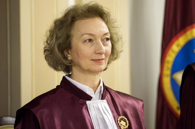 Cine este Simina Tănăsescu, noul președinte al CCR. A fost numită de Klaus Iohannis judecător la Curtea Constituțională