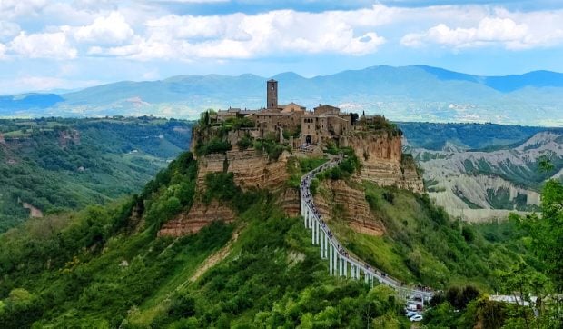 Sătucul aflat la mai puțin de 2 ore de Roma, pe care turiștii nu îl știu: singura cale de a ajunge la el este un pod de 300 de metri I VIDEO