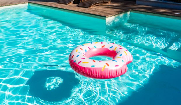 Pericolele ascunse în piscină: bacterii, paraziți și infecții de piele. Recomandarea medicilor