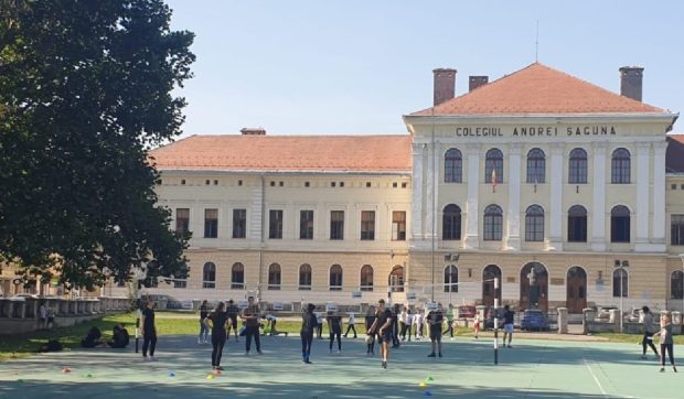Prima școală de stat din România care e acreditată Cambridge este din Brașov
