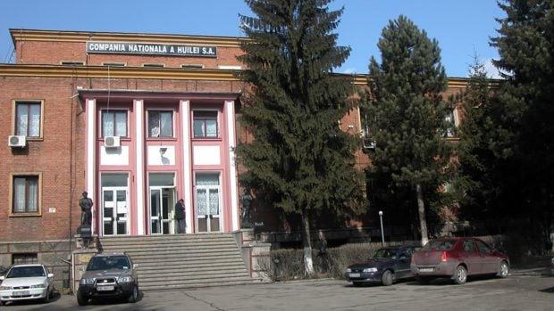 Gaură la bugetul de stat de un miliard de euro de pe urma Companiei Naționale a Huilei Petroșani. Șefii încasau indemnizații de cinci salarii, deși societatea era pe pierdere