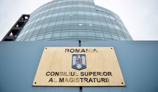 CSM îl contrazice pe premierul Bolojan în privința vârstei medii de pensionare a judecătorilor: „Scopul e dezinformarea societăţii şi ostilizarea acesteia”