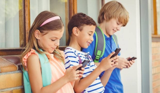 Marea Britanie propune limitarea la 2 ore a timpului petrecut de copii pe rețelele sociale, după ce un sfert dintre adolescenți stau peste 6 ore zilnic online