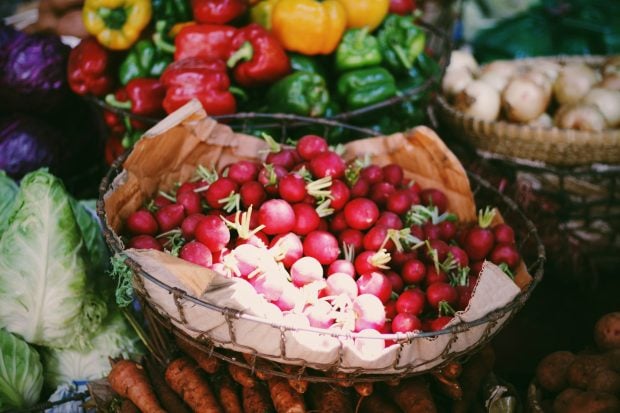 De la câmp la farfurie: drumul pe care îl parcurg alimentele și secretele din spatele siguranței lor