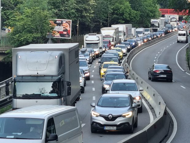 Coadă impresionantă de mașini pe DN 1, pe sensul Braşov-Bucureşti, începând din Predeal