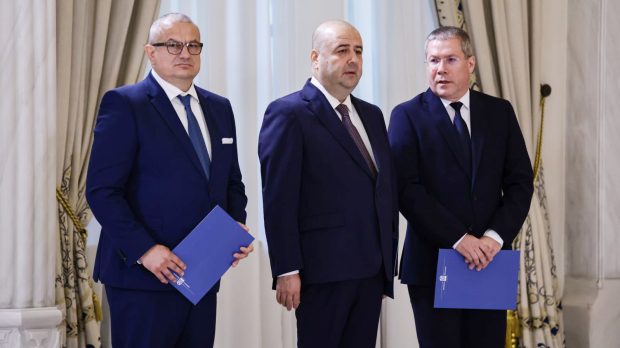 Trei noi judecători la CCR. Dacian Dragoş, Csaba Asztalos şi Mihai Busuioc au depus jurământul la Cotroceni. Cine sunt cei 9 judecători ai Curții