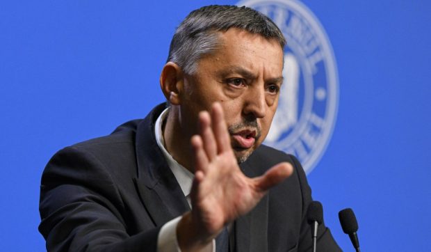 Daniel David, ministrul Educației, a făcut afirmații trunchiate despre sistemul de burse din România