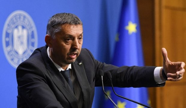 „Nu mai sunt bani de burse și salarii tot anul”, anunță Daniel David, chiar în timp ce i se cere demisia