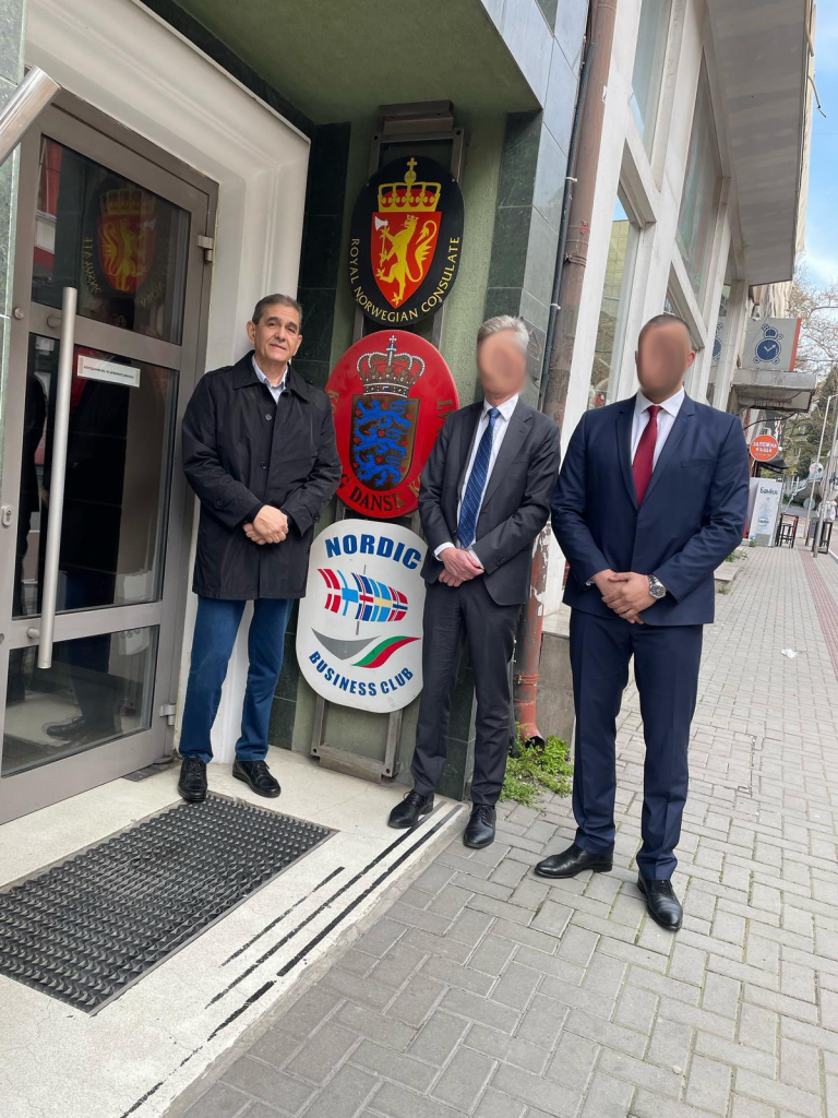 Konstantin Daradanov (stânga), consulul onorific al Norvegiei și Danemarcei în Bulgaria