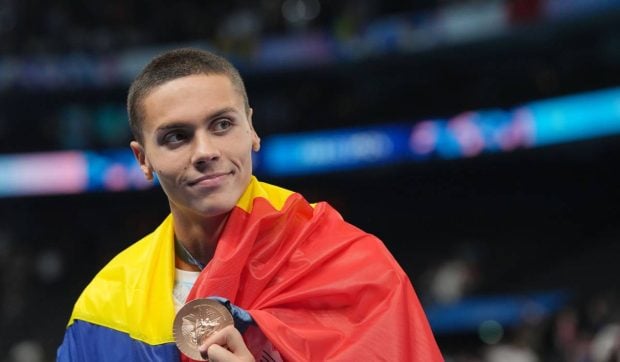 David Popovici, unic în istoria natației, după aurul la 100 m de la campionatele mondiale
