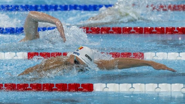 David Popovici s-a calificat în semifinale la 200 de metri liber la Campionatul Mondial de Nataţie. Românul a scos cel mai bun timp al seriei