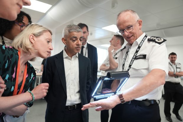 Poliția din Londra are un nou dispozitiv pentru detectarea vânătăilor: „O să aducem mai mulți prădători în fața justiției”
