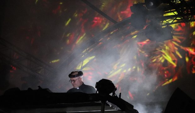 Un preot DJ a făcut show pe o scenă, la Cluj: „Mixez această credință”