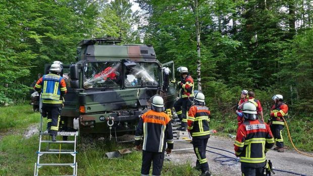 Doi bicicliști au provocat un accident masiv într-un convoi militar, în Germania