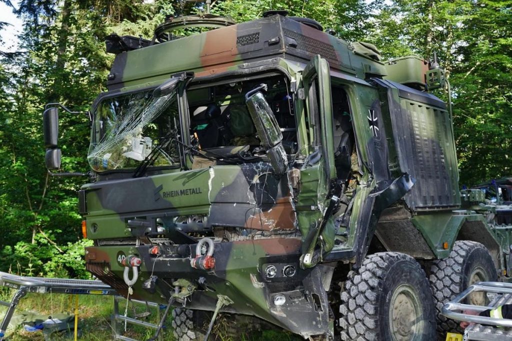 doi biciclisti provocat accident masiv convoi militar germania1