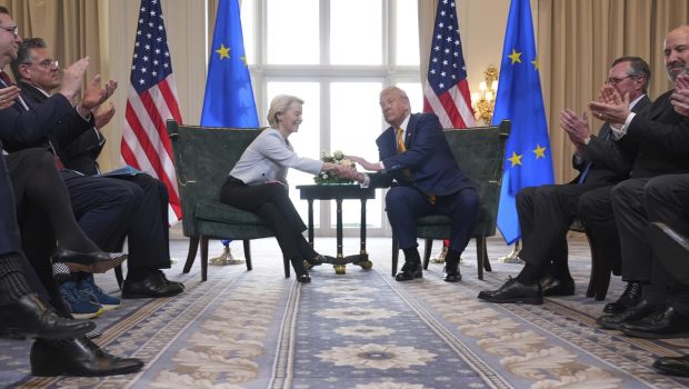 Donald Trump își face jocul și în fața UE obținând taxe de 15% pentru produsele exportate. Bruxellesul trebuie să facă și investiții de sute de miliarde
