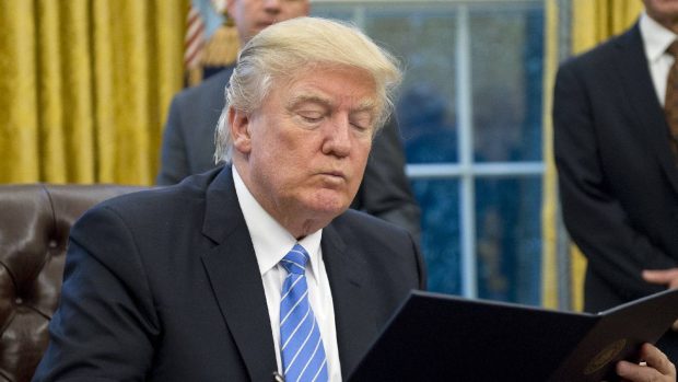 De ce i-ar fi dificil lui Trump să impună taxe vamale de 100%: „Nimeni nu poate înlocui exporturile de petrol din Rusia”