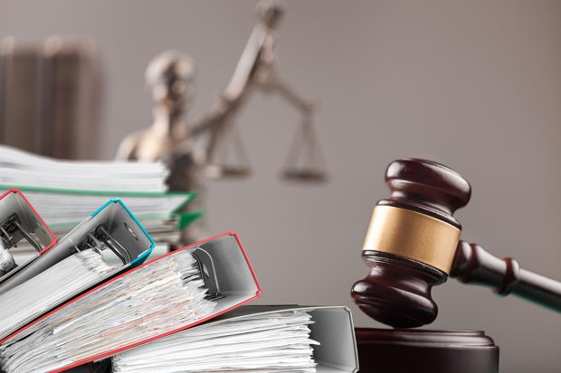 Dosare grele aflate de 12 ani în instanță, cu prejudicii de zeci de milioane de euro.  Judecătorii se plâng de volumul de muncă, dar țin dosarele pe loc până la prescrierea faptelor