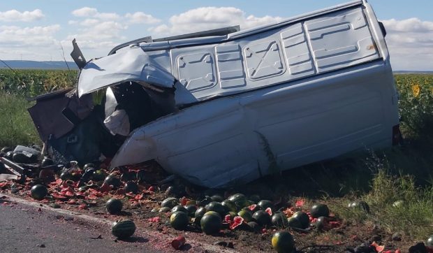 Doi șoferi morți într-un accident cu o mașină care a luat foc și o dubă de pepeni, între Izlaz şi Gârbov în Teleorman