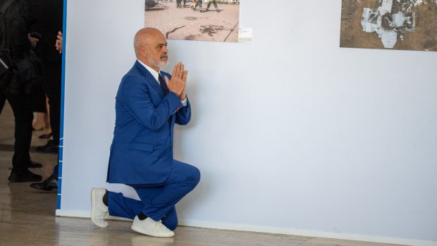 Edi Rama, gest surpriză la conferința pentru reconstrucția Ucrainei: s-a așezat în genunchi înainte să o salute pe Giorgia Meloni