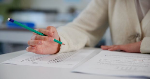 Reguli noi pentru vizualizarea lucrărilor la examenul de Evaluare Națională. Secretar de stat: „Elevii ar putea sta și o oră în sală”