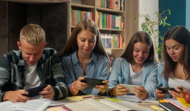 Ce s-a schimbat în școlile din Olanda după ce au fost interzise telefoanele mobile