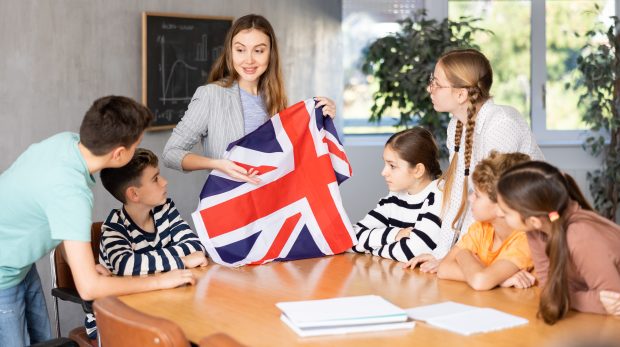 Cum se face școala în Marea Britanie. Româncă stabilită la Londra: „Copiii învață să-și răspundă singuri la întrebări”