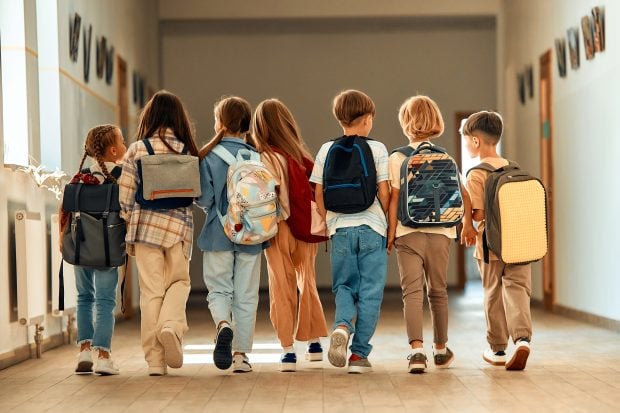 Scandal la un centru de incluziune școlară din București. Zeci de elevi cu CES, neînscriși din lipsă de locuri. Părinții cer explicații Ministerului Educației