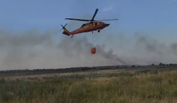Incendiu de vegetație reaprins în Chilia Veche, Tulcea. Un elicopter cu sistem Bambi Bucket evaluează situația
