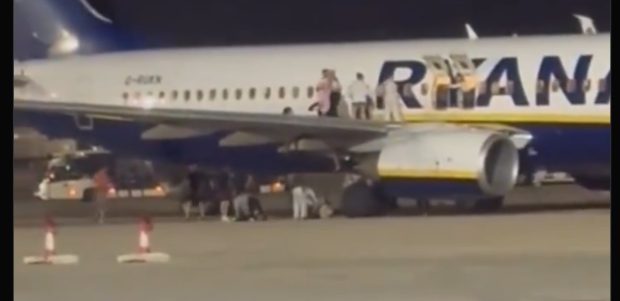Incendiu într-un avion Ryanair pe pistă, înainte de decolare: 18 oameni au fost răniți. Avionul pleca din Spania