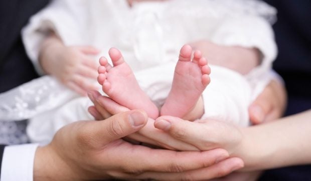 Mamele aflate în concediu de creștere copil trebuie să plătească 2.430 lei, dacă vor să aibă asigurare de sănătate: „Oribil”