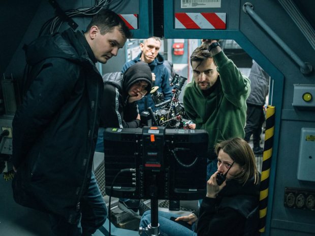 Regizorul ucrainean Pavlo Ostrikov povestește cum e să faci filme în vreme de război: „Dacă se oprea curentul, trebuia s-o luăm de la capăt”